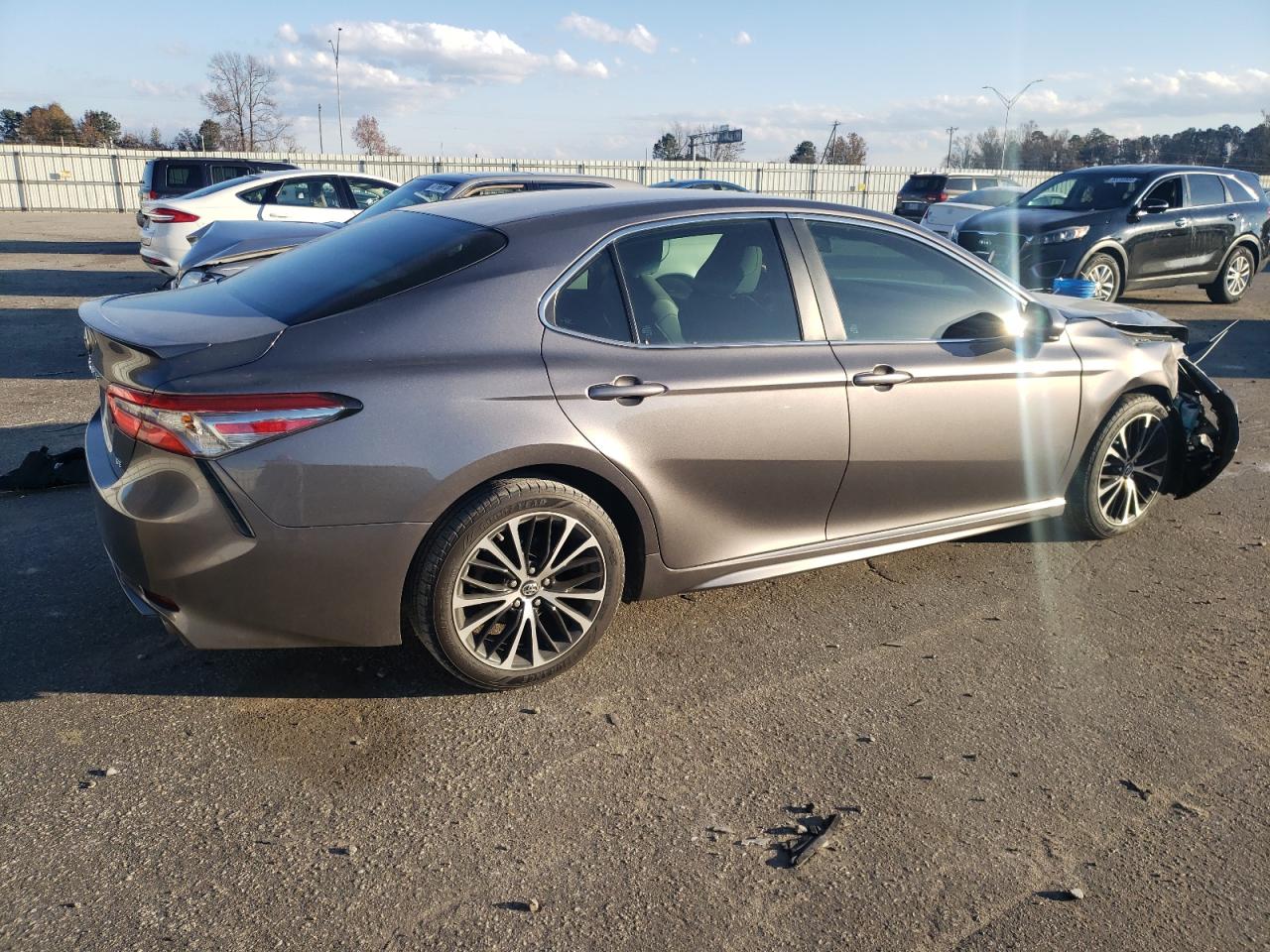 VIN 4T1B11HK0JU056771 2018 TOYOTA CAMRY no.3