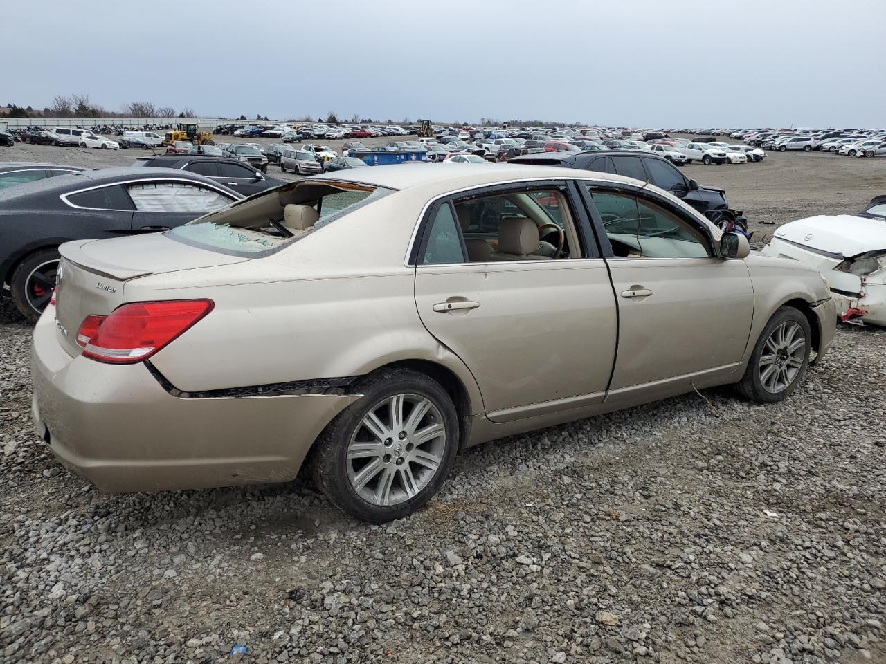 2005 Toyota Avalon - Image 3