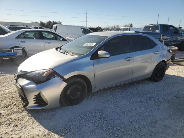 Sedans TOYOTA COROLLA 2015 Srebrny