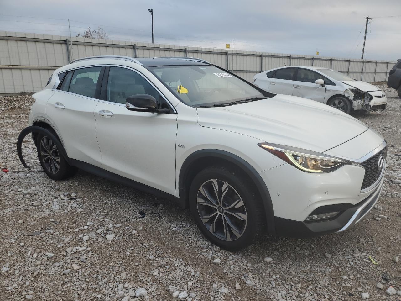 VIN SJKCH5CRXHA035581 2017 INFINITI QX30 no.4