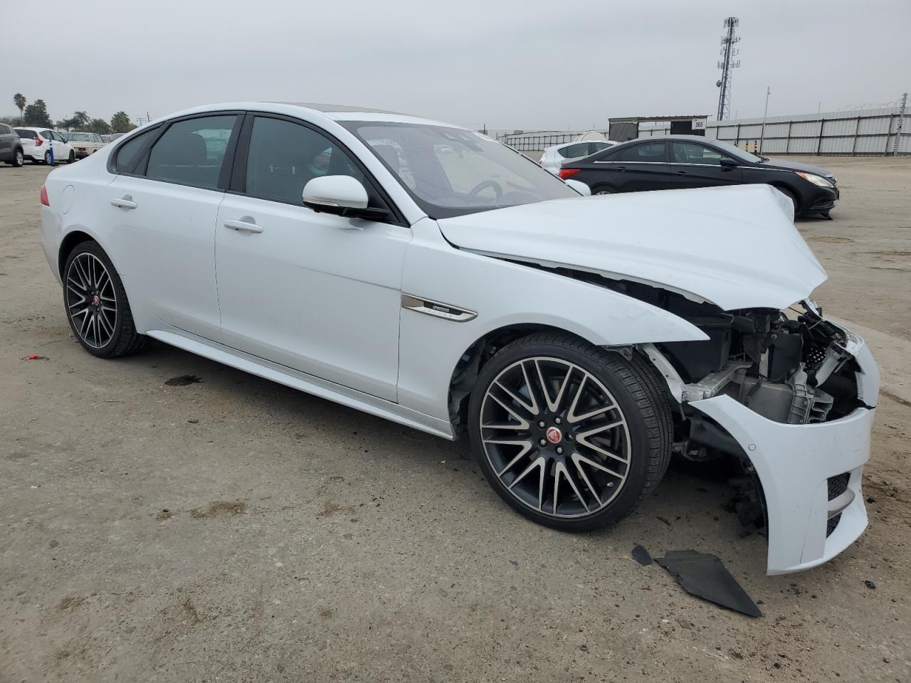 VIN SAJBF4BV3GCY16993 2016 JAGUAR XF no.4