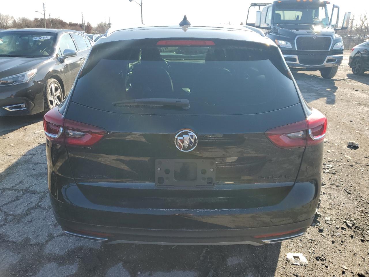 2018 Buick Regal Tourx Essence VIN: W04GV8SX1J1097952 Lot: 82931614