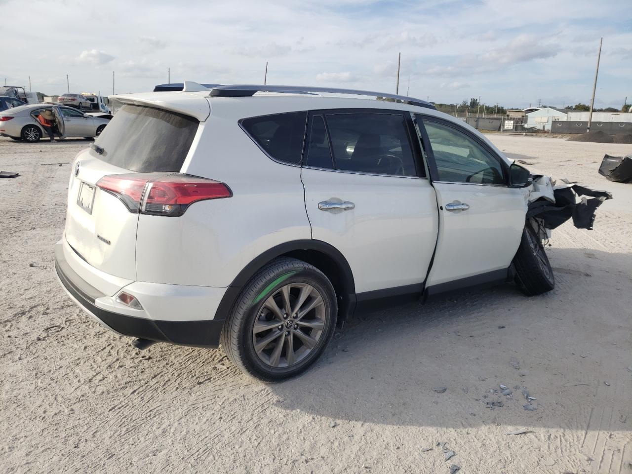 VIN JTMYFREV8JJ208438 2018 TOYOTA RAV4 no.3