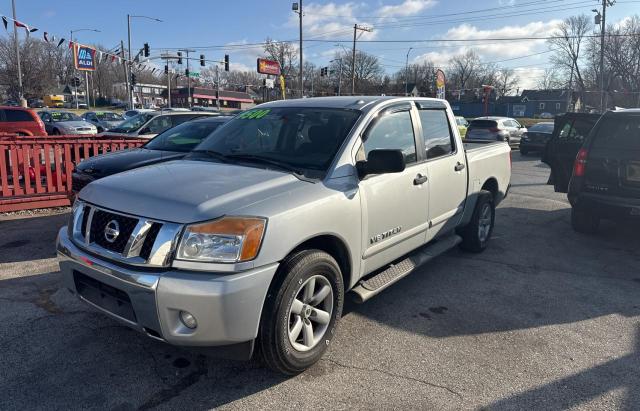 Пікапи NISSAN TITAN 2013 Сріблястий