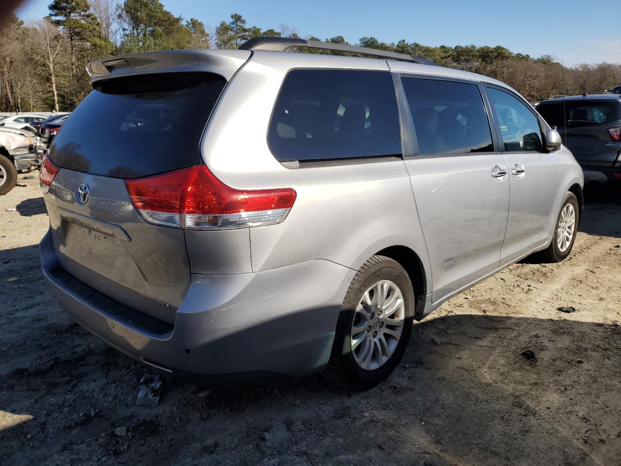 2014 Toyota Sienna - Image 3