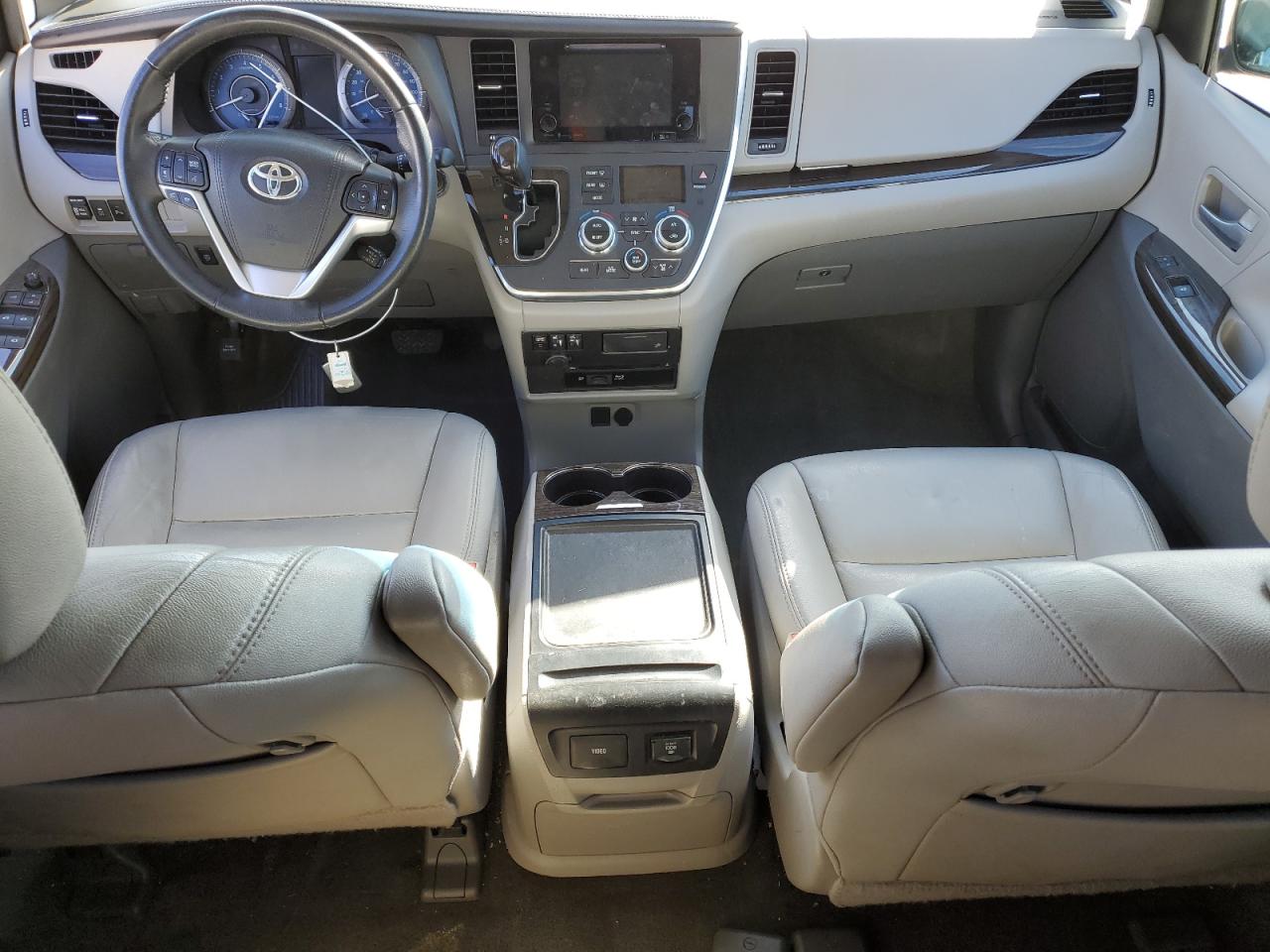 2017 Toyota Sienna - Image 8