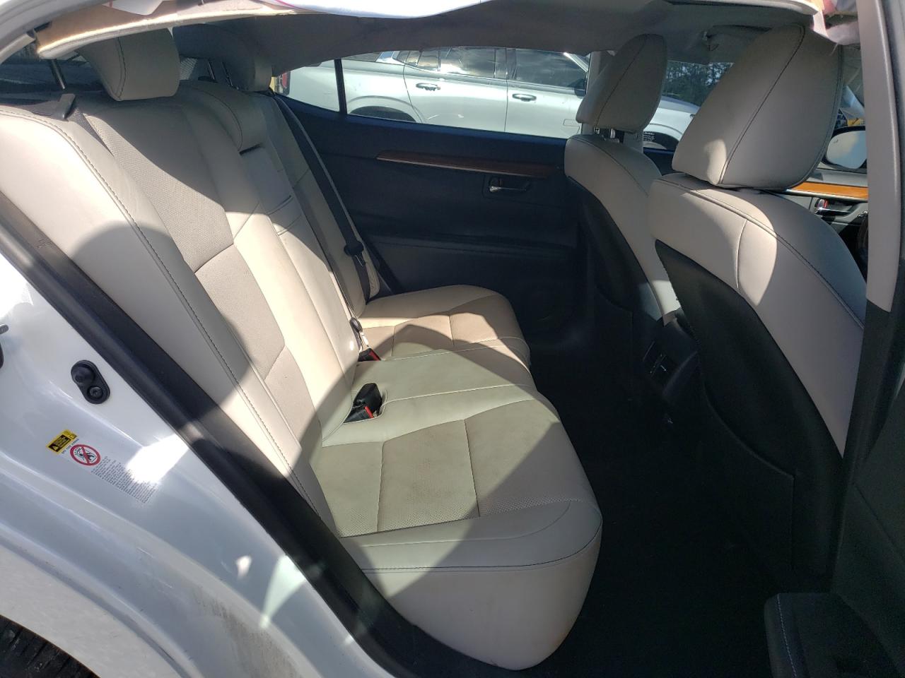 2014 Lexus ES - Image 10
