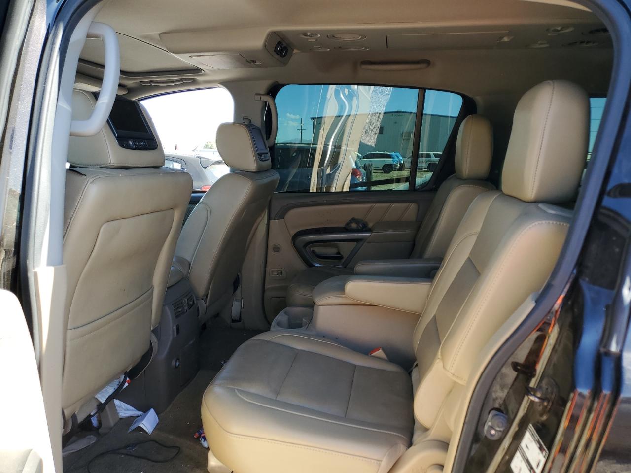 2015 Nissan Armada - Image 10