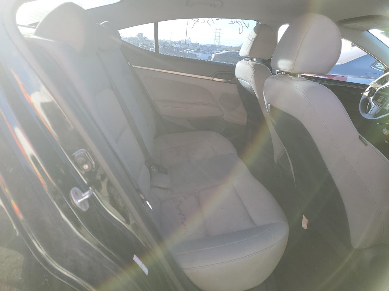 2017 Hyundai Elantra - Image 10