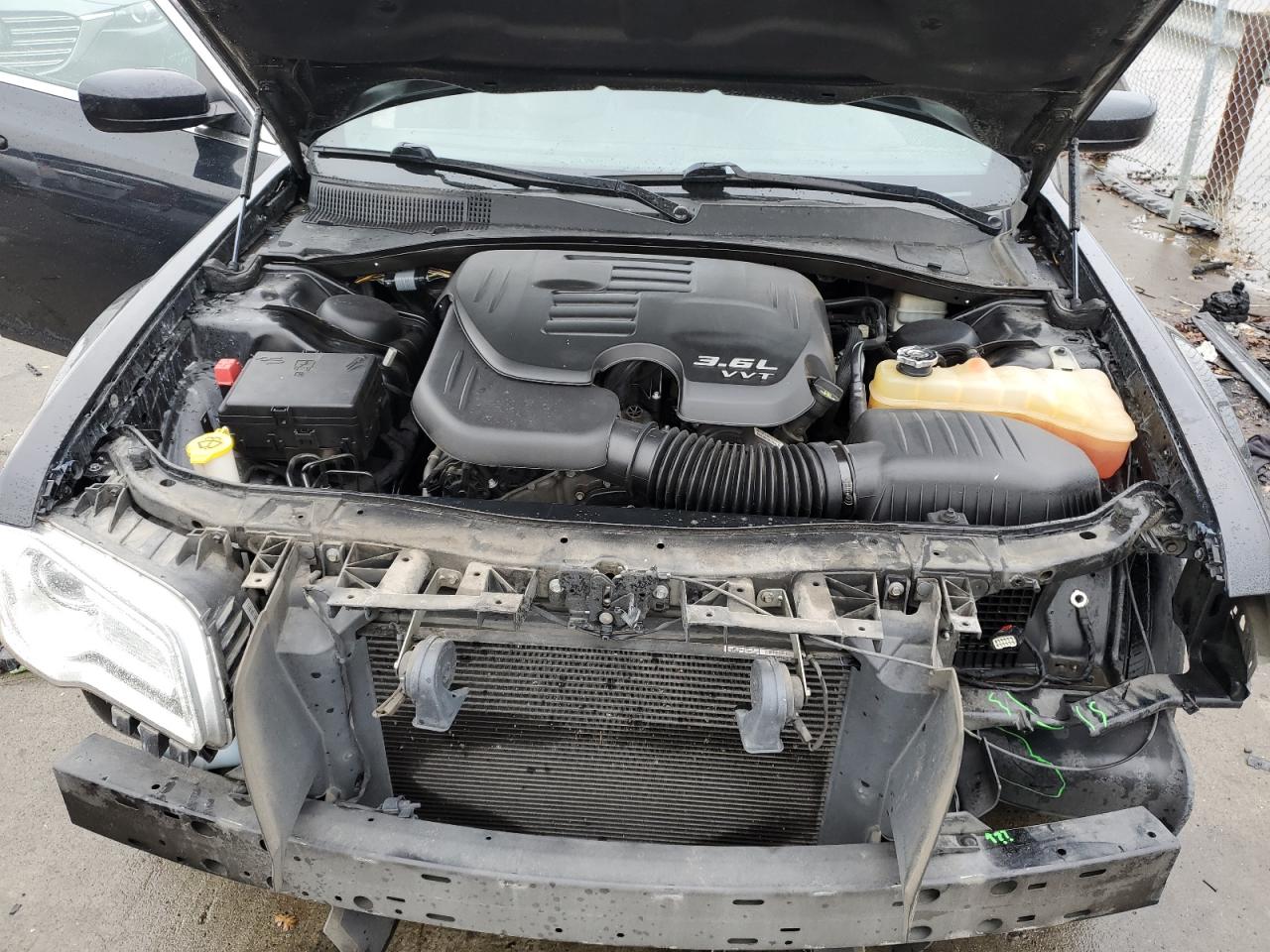 2014 Chrysler 300 - Image 11