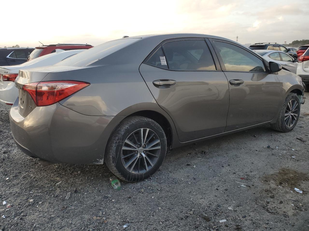 VIN 2T1BURHE5JC013996 2018 TOYOTA COROLLA no.3