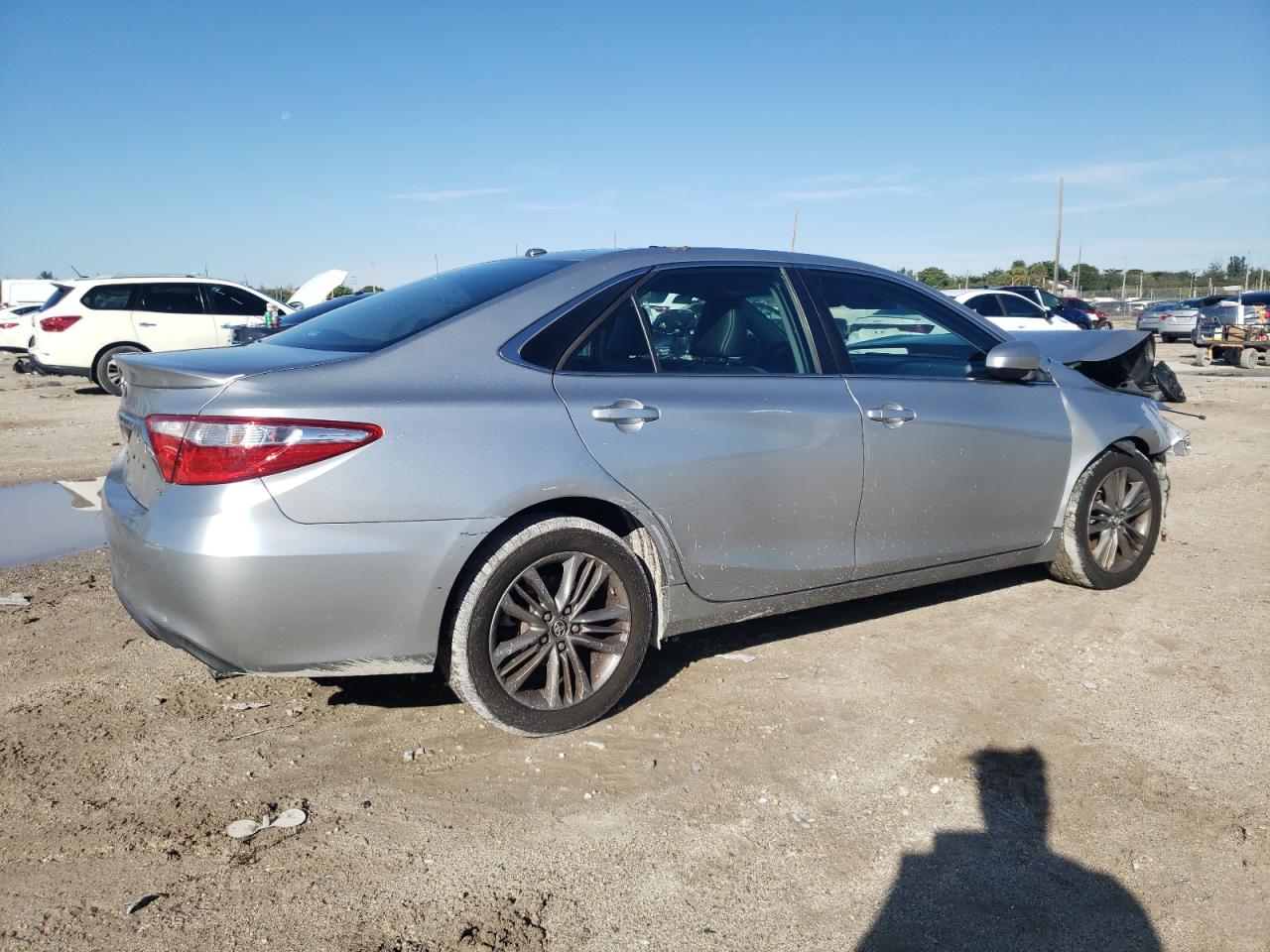 VIN 4T1BF1FK1GU520728 2016 TOYOTA CAMRY no.3