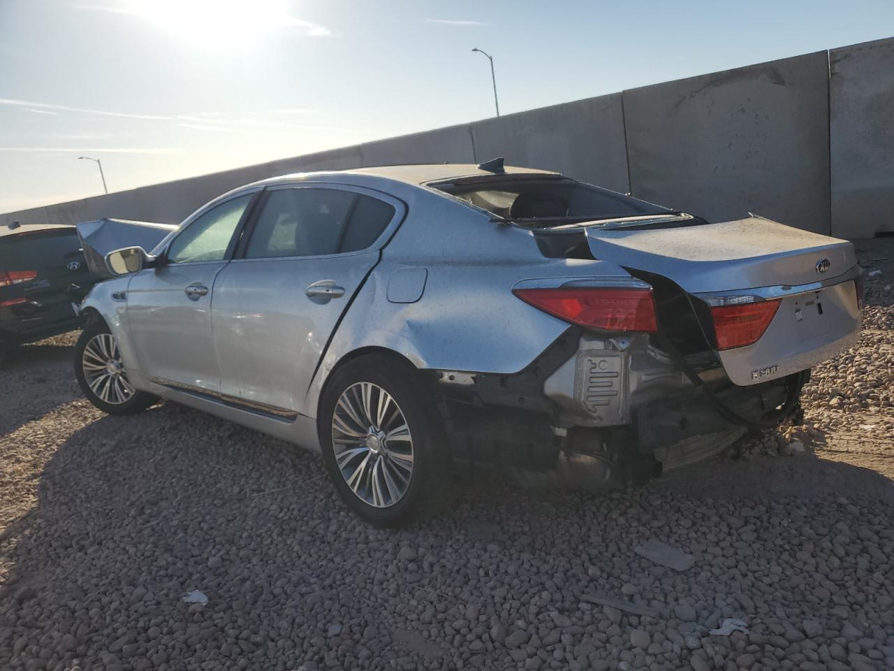 2016 Kia K900 - Image 2