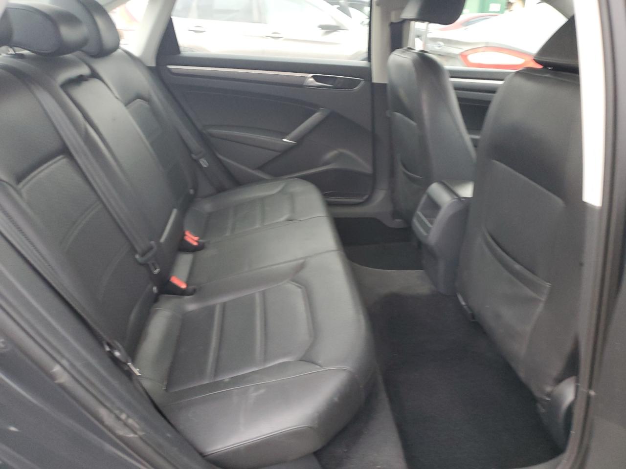 2017 Volkswagen Passat - Image 10
