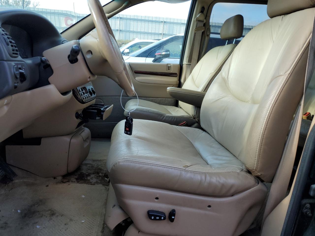 1996 Chrysler Town & Country Lxi VIN: 1C4GP64L3TB133104 Lot: 82596734