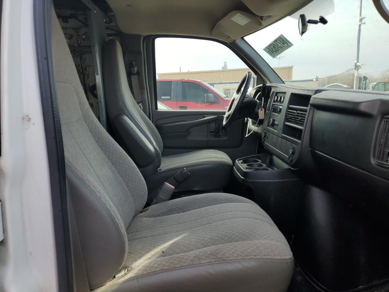 2013 Chevrolet Express - Image 10
