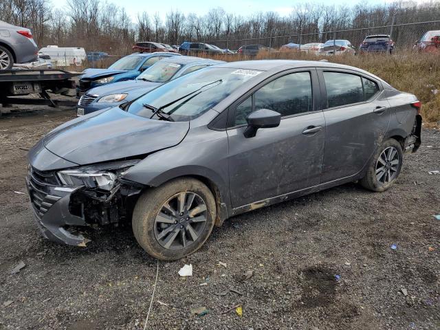  NISSAN VERSA 2024 Серый