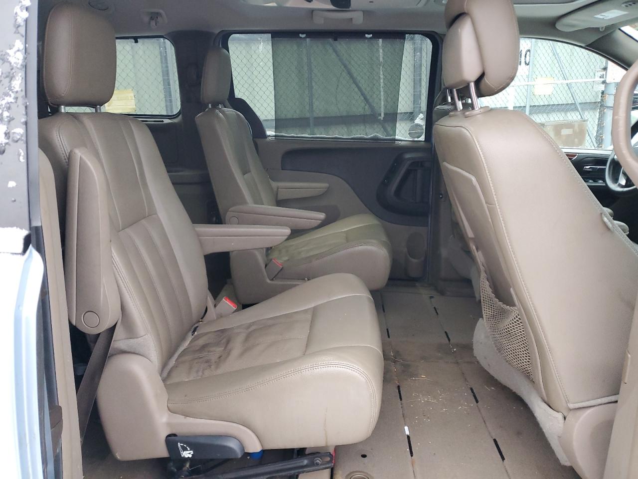 2016 Chrysler Town & Country - Image 11