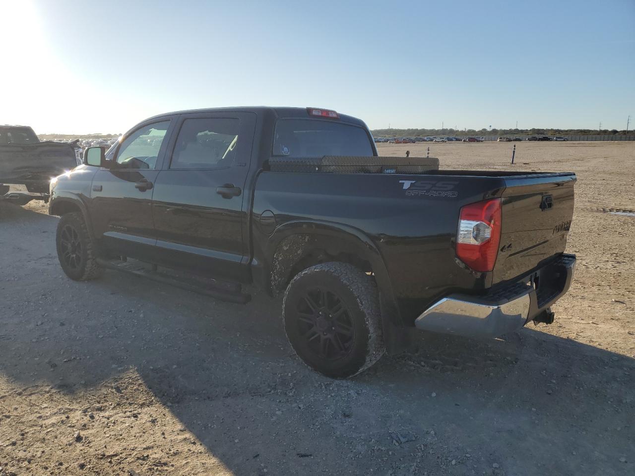 VIN 5TFDW5F15JX724840 2018 TOYOTA TUNDRA no.2