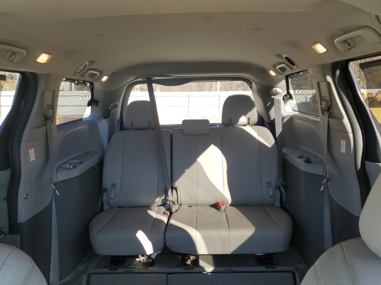2015 Toyota Sienna - Image 10
