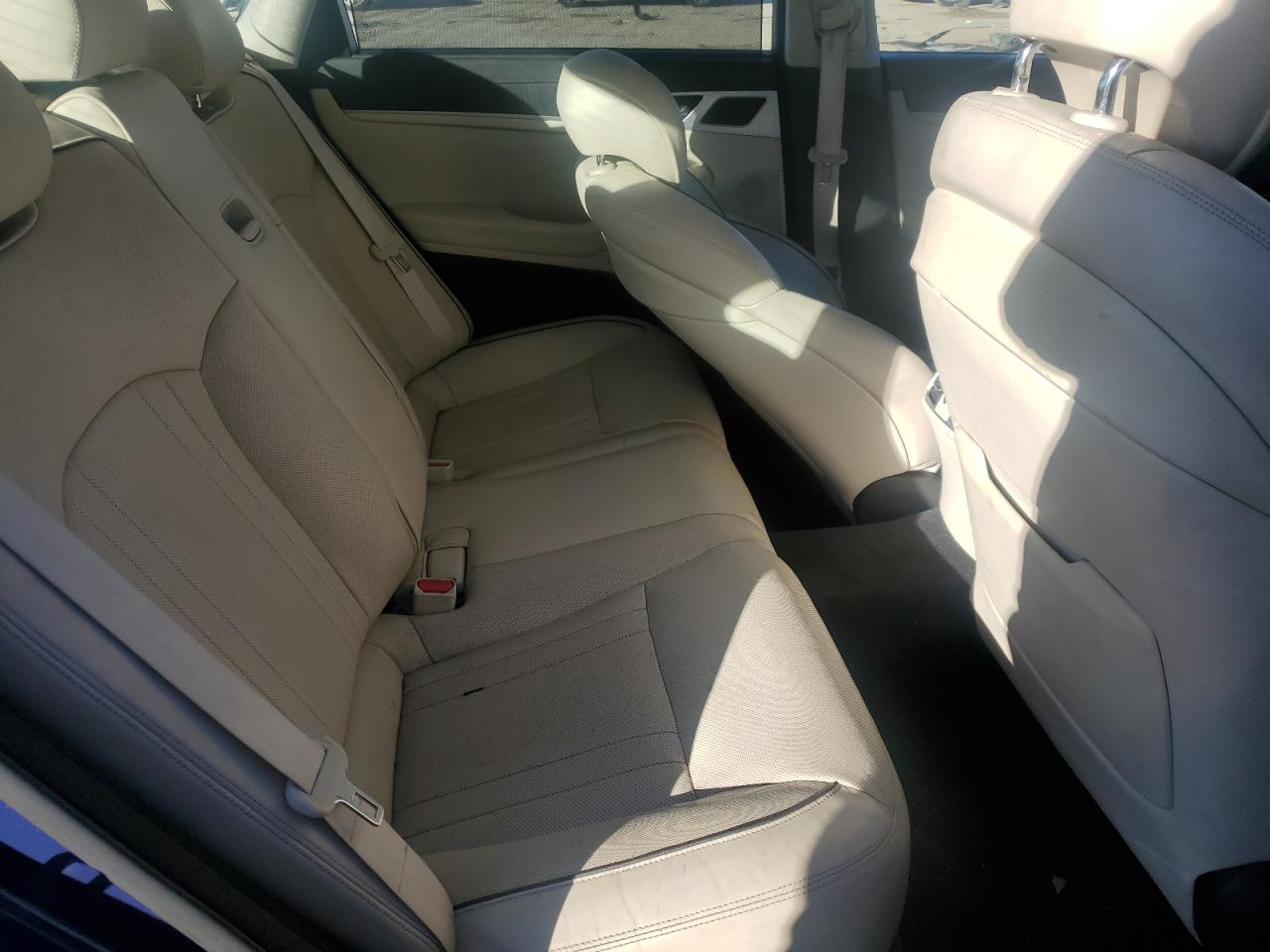 2015 Hyundai Genesis - Image 10