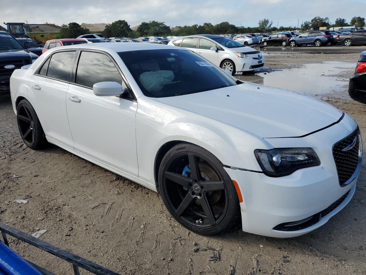 VIN 2C3CCABT6GH117917 2016 CHRYSLER 300 no.4