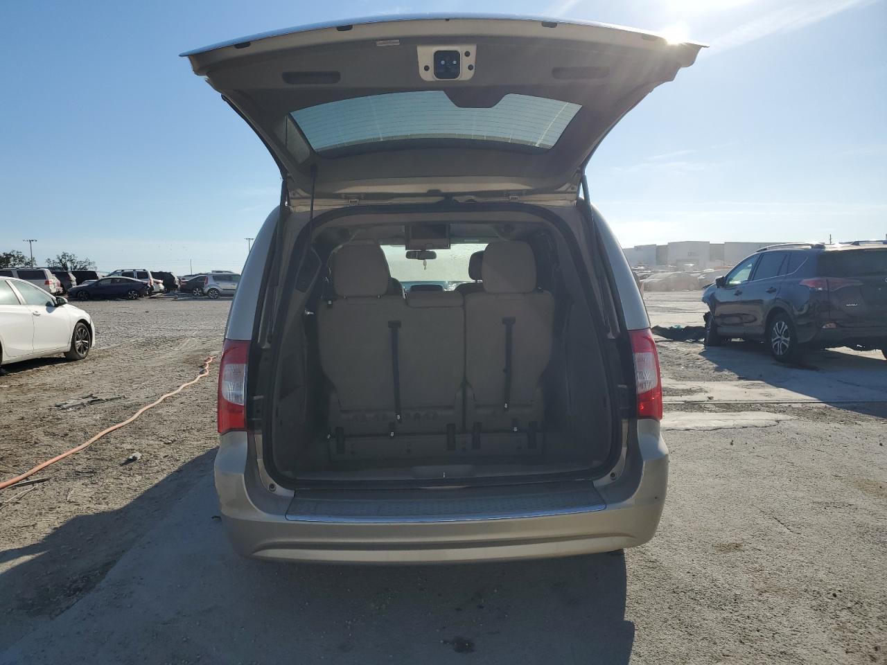 2016 Chrysler Town & Country - Image 6