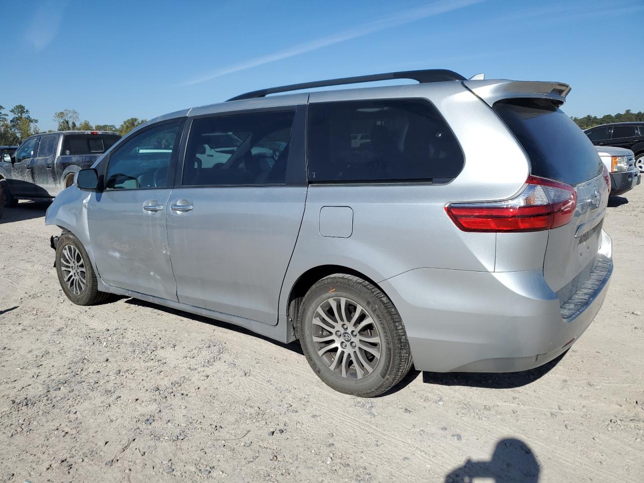2020 Toyota Sienna - Image 2
