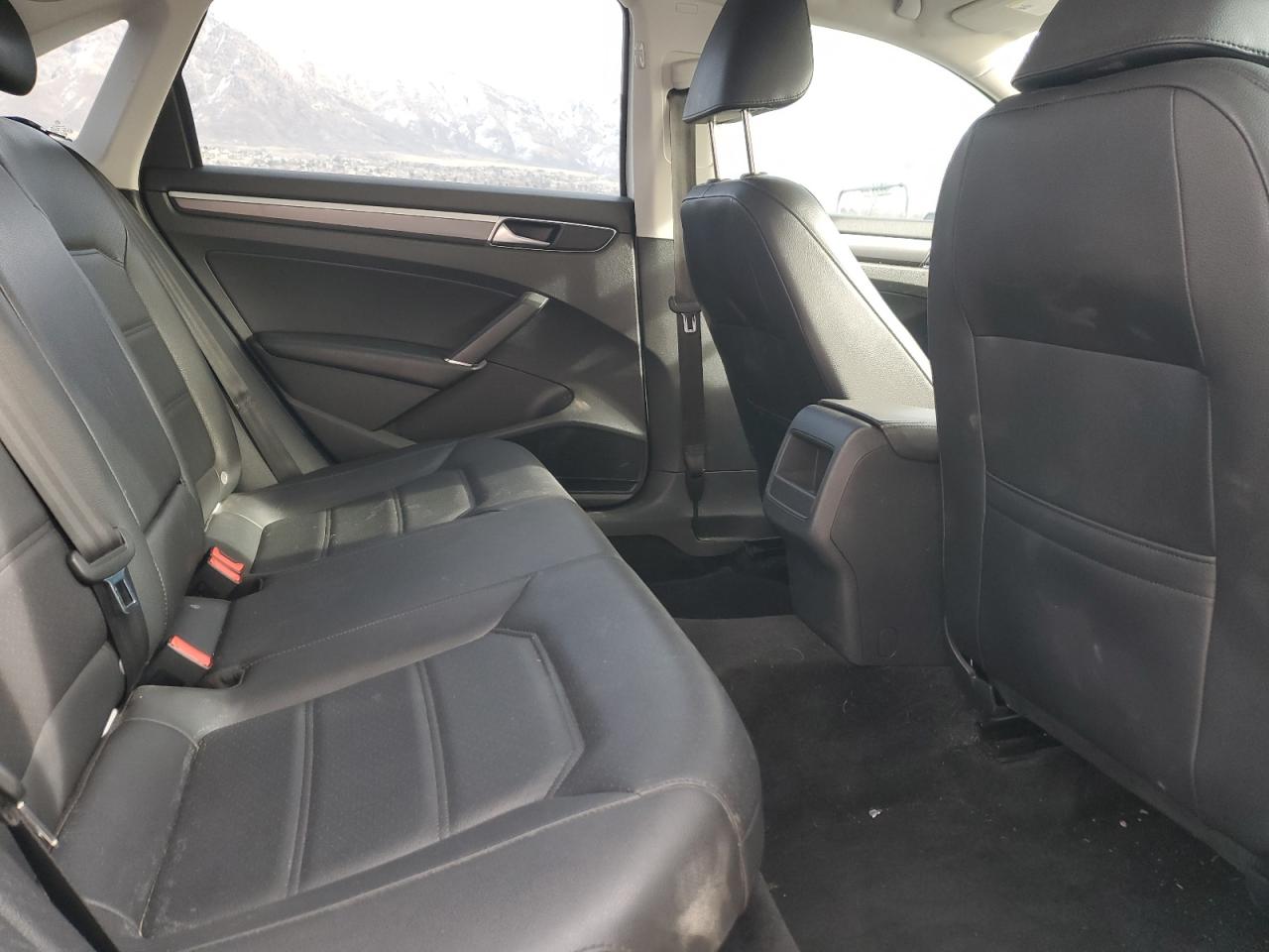 2018 Volkswagen Passat - Image 10
