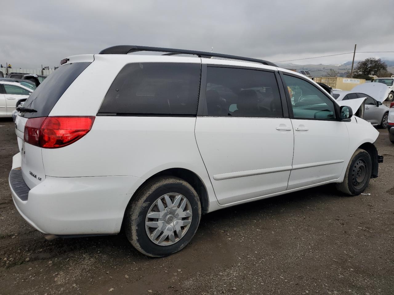 2010 Toyota Sienna - Image 3
