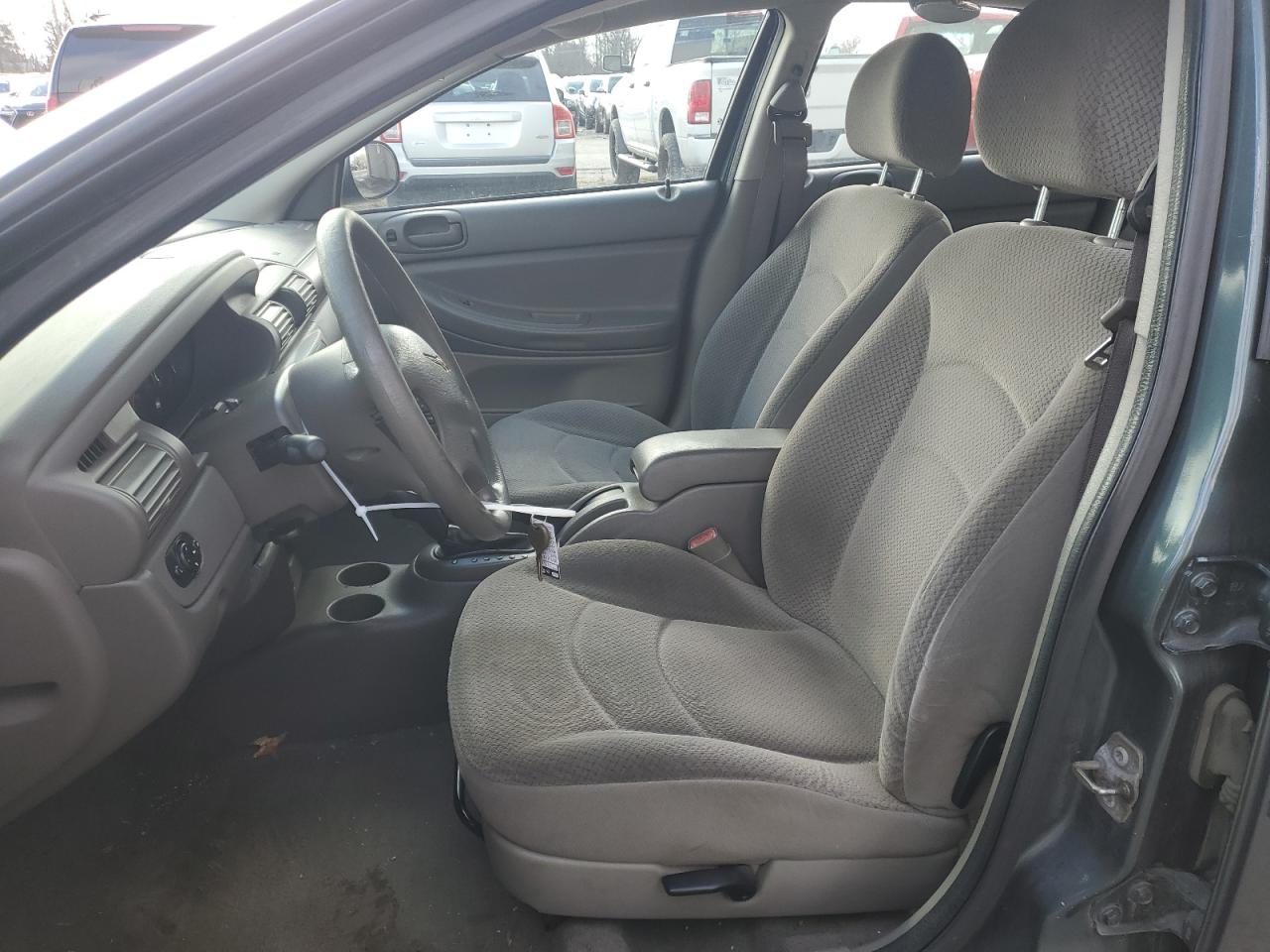 2004 Chrysler Sebring - Image 7