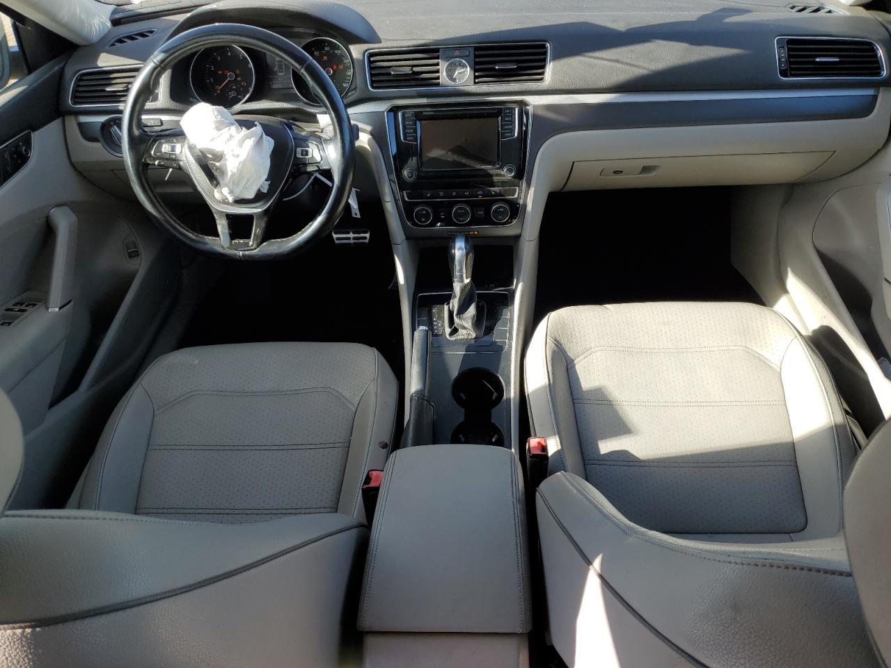 2017 Volkswagen Passat - Image 8