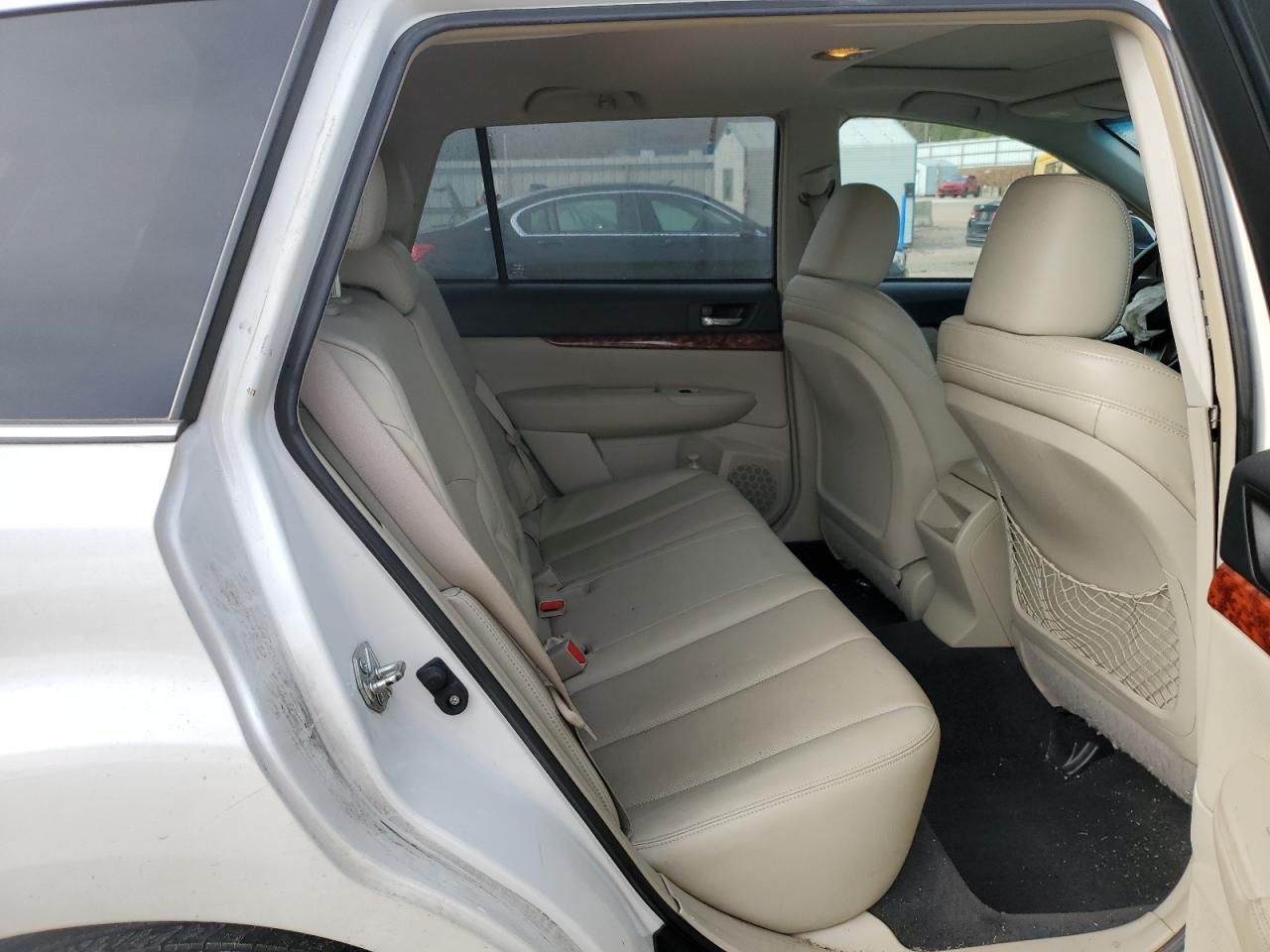 2010 Subaru Outback - Image 11