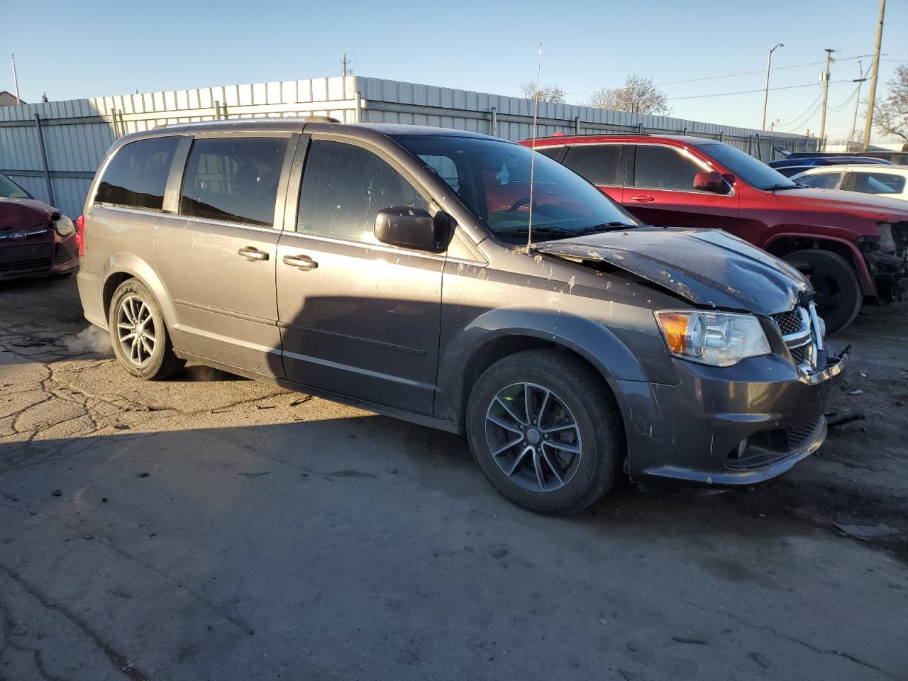 VIN 2C4RDGCG9HR561862 2017 DODGE CARAVAN no.4