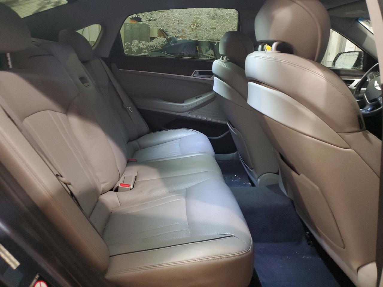2015 Hyundai Genesis - Image 10
