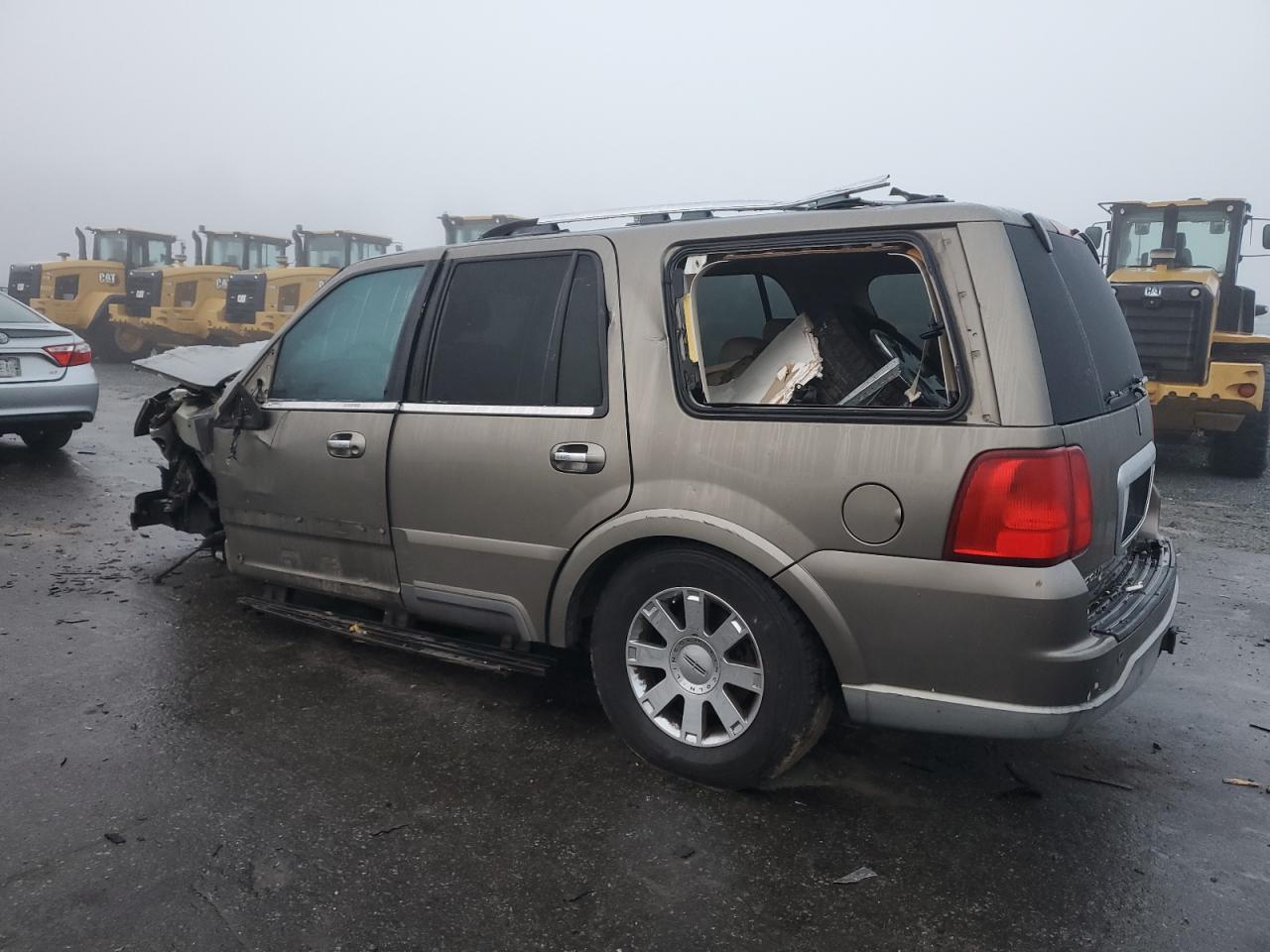 2003 Lincoln Navigator - Image 2