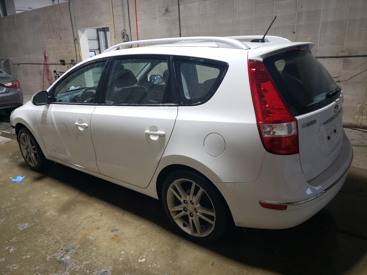 2011 Hyundai Elantra - Image 2
