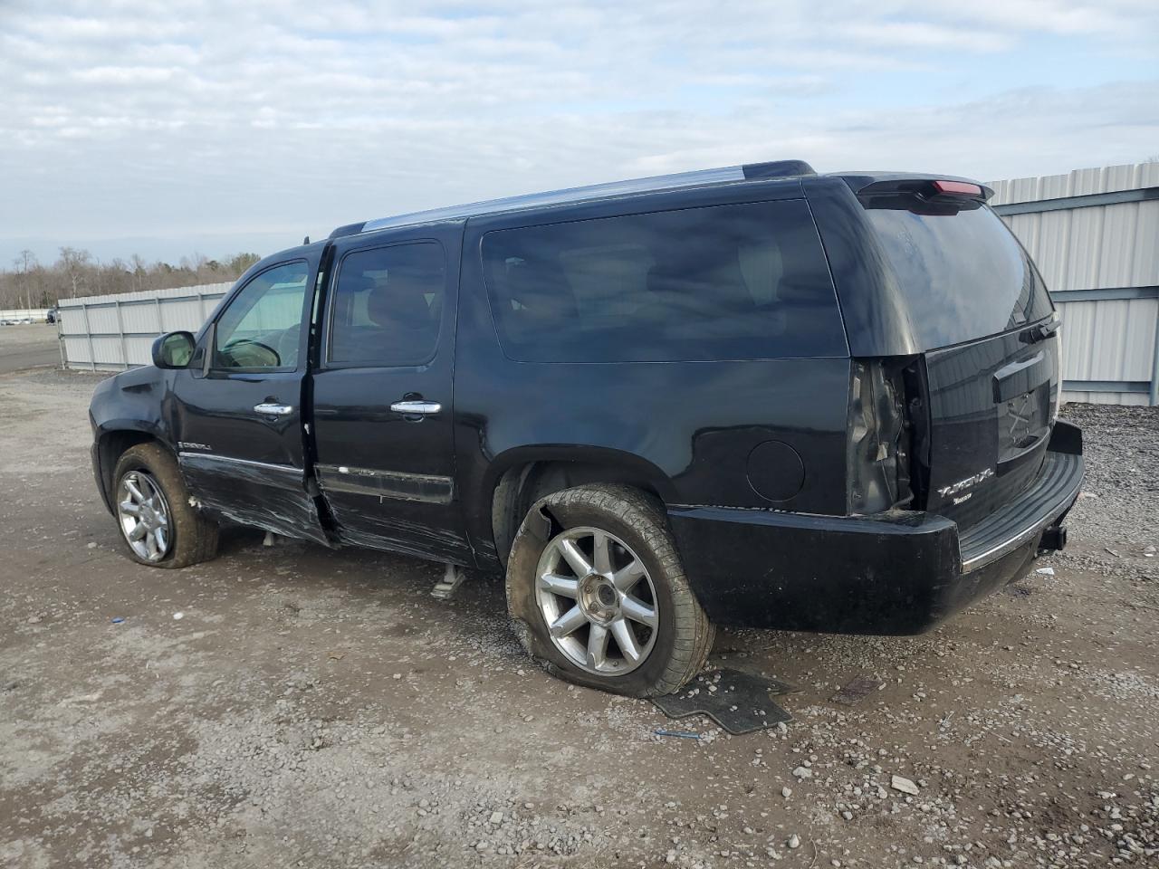 2007 GMC Yukon - Image 2