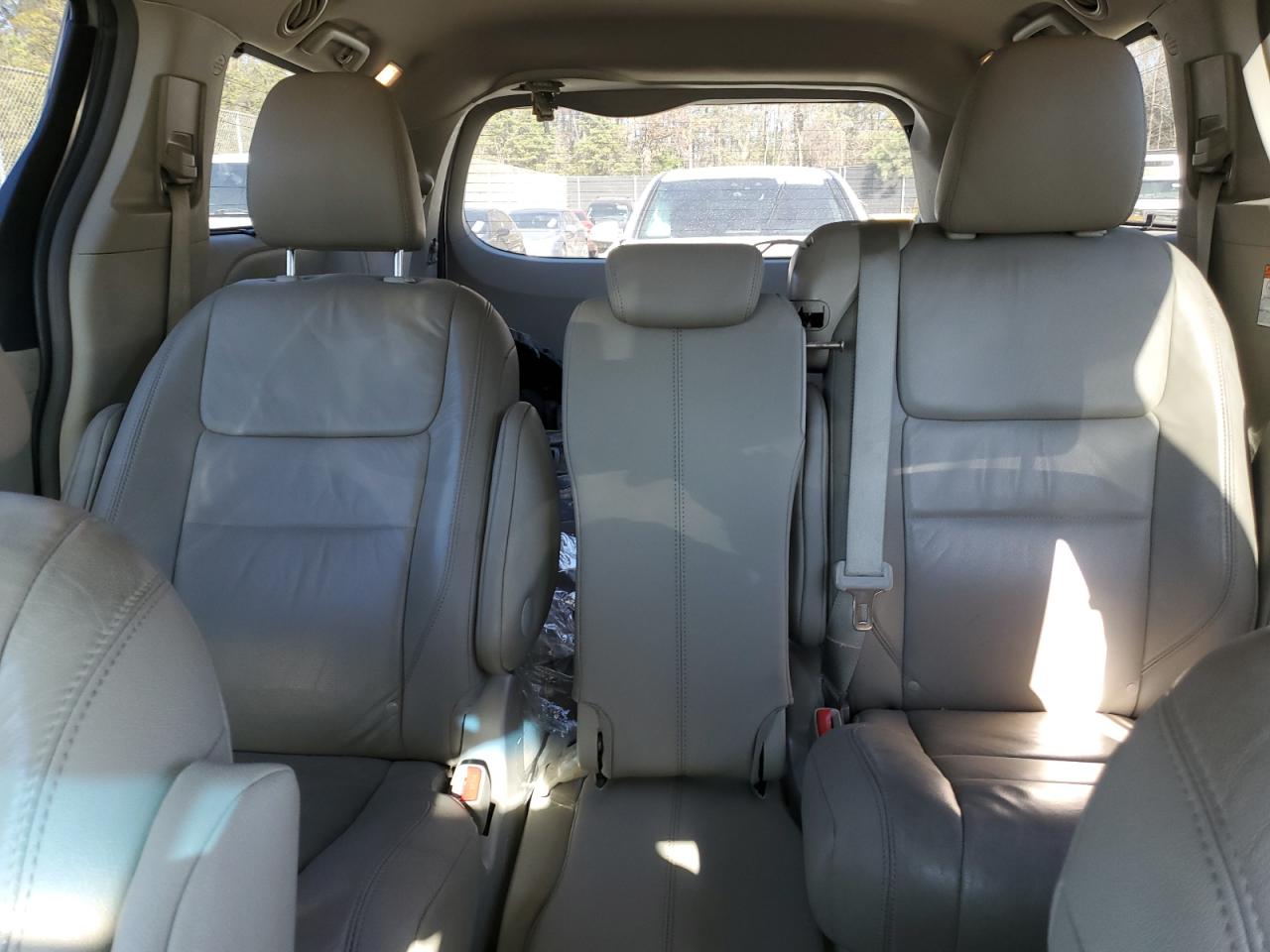 2017 Toyota Sienna - Image 10