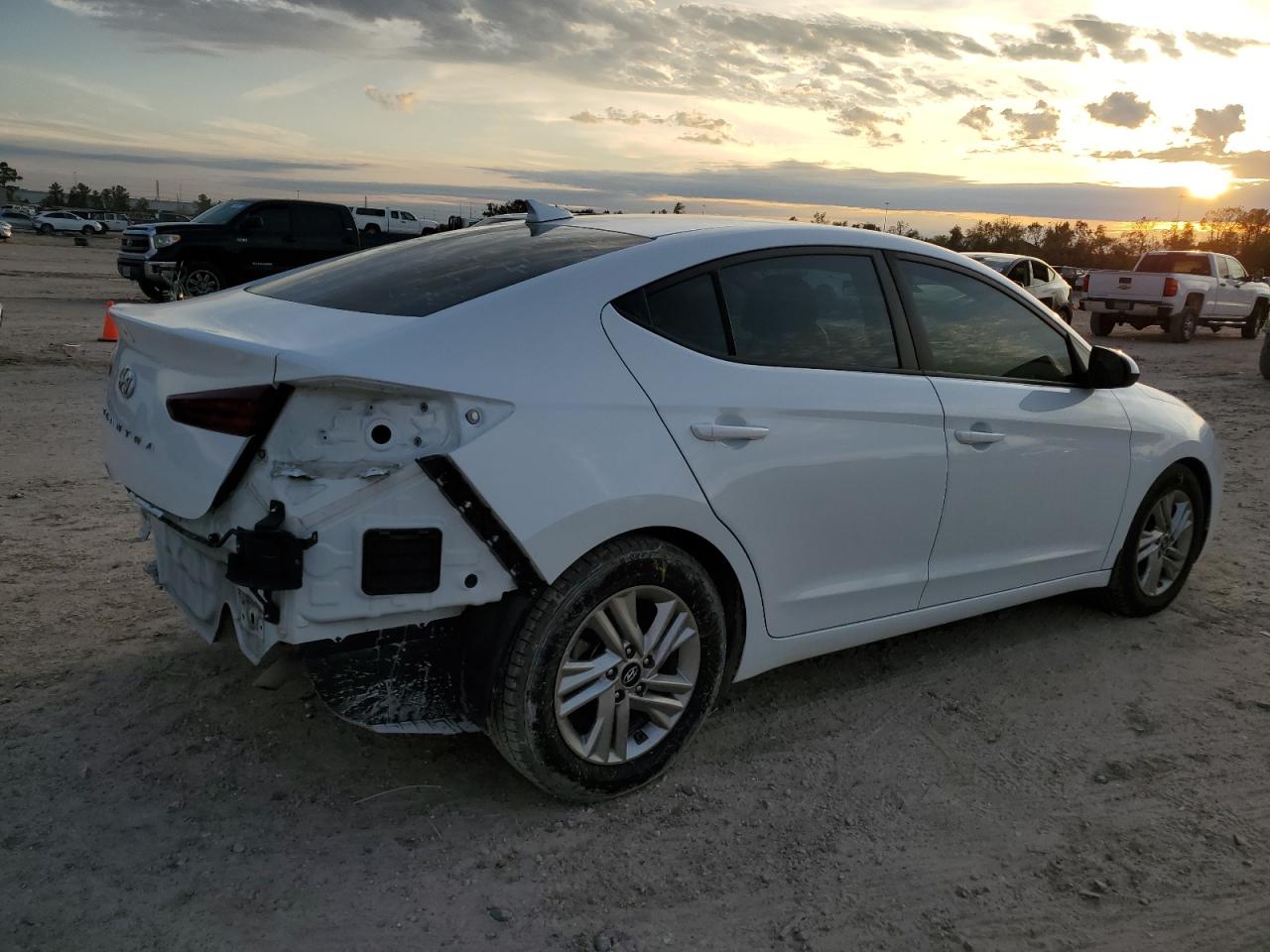 2020 Hyundai Elantra - Image 3