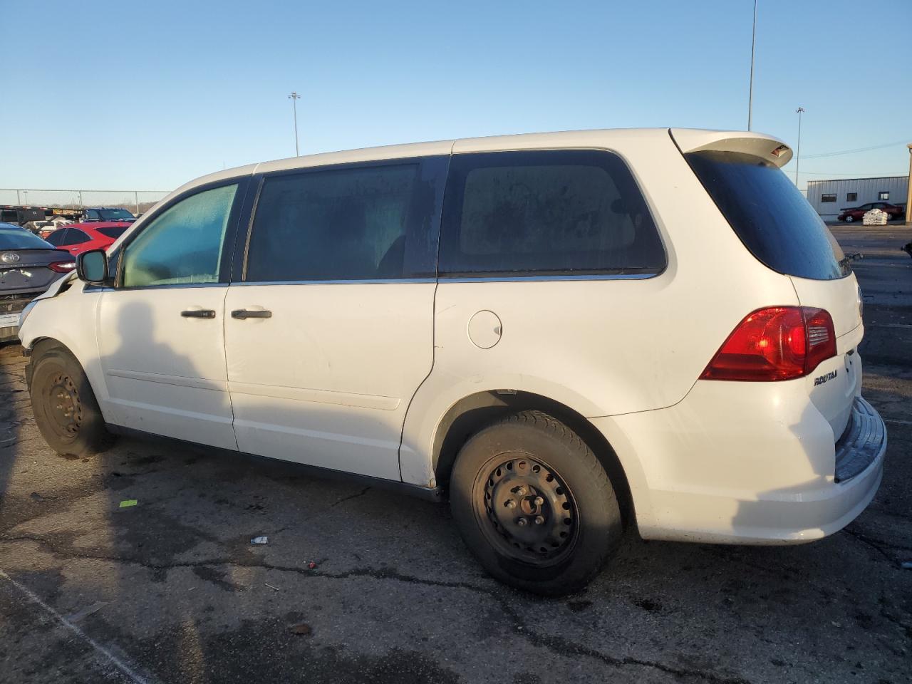 2012 Volkswagen Routan - Image 2