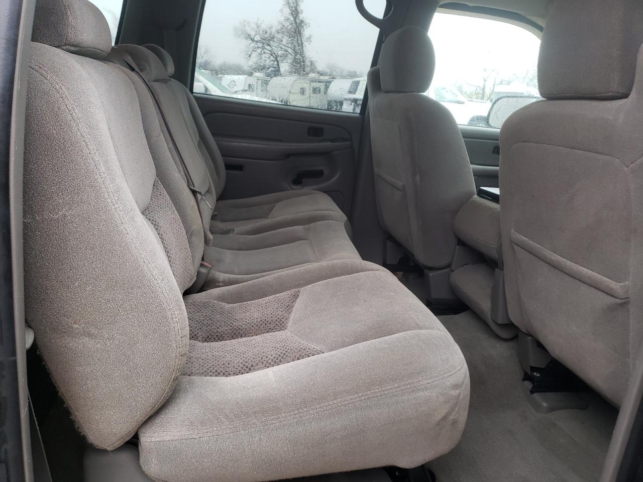 2004 Chevrolet Suburban - Image 11