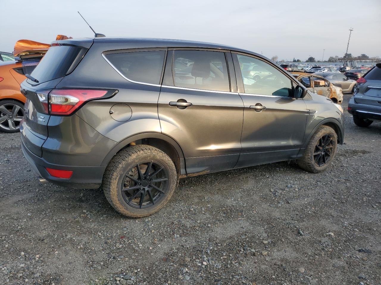 VIN 1FMCU9GD5HUC27232 2017 FORD ESCAPE no.3