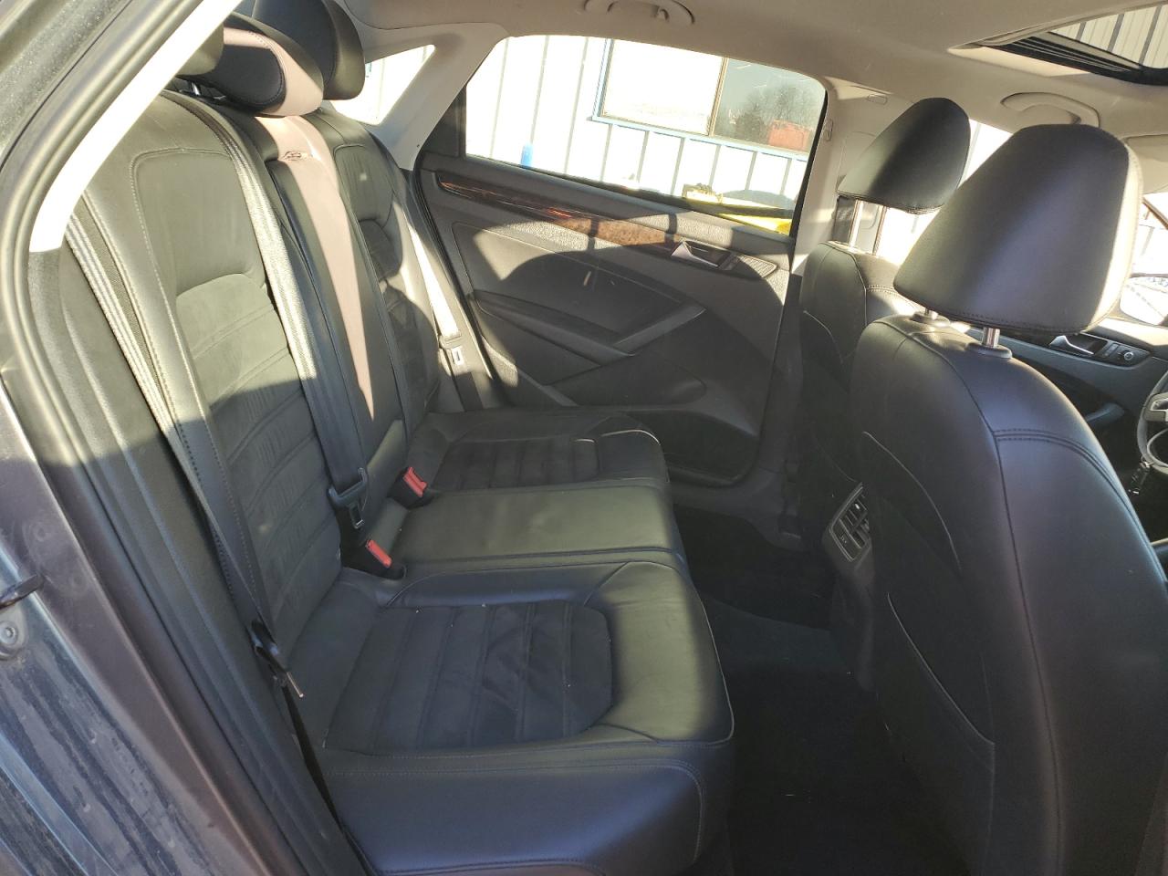 2014 Volkswagen Passat - Image 11