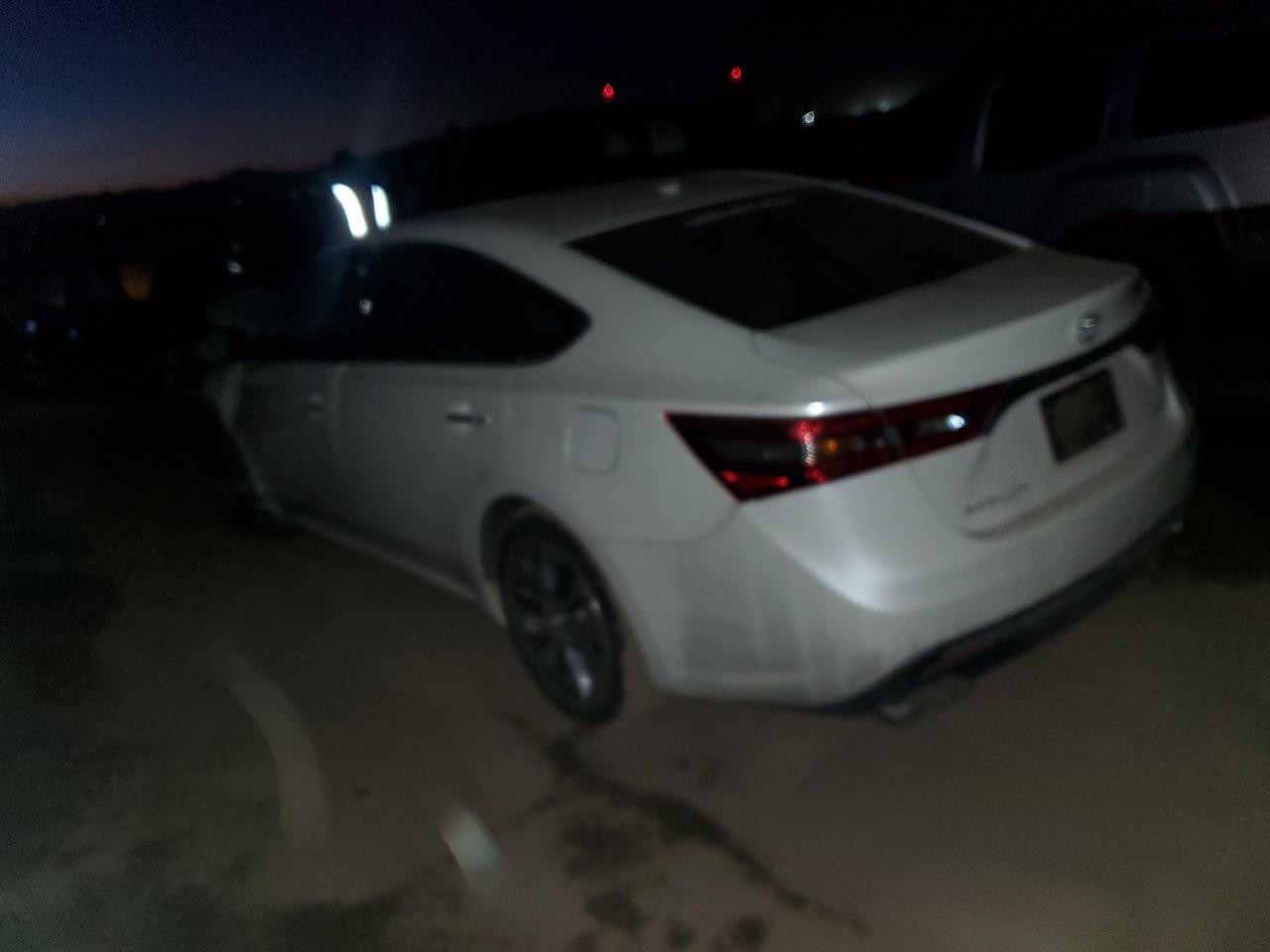 2016 Toyota Avalon - Image 2