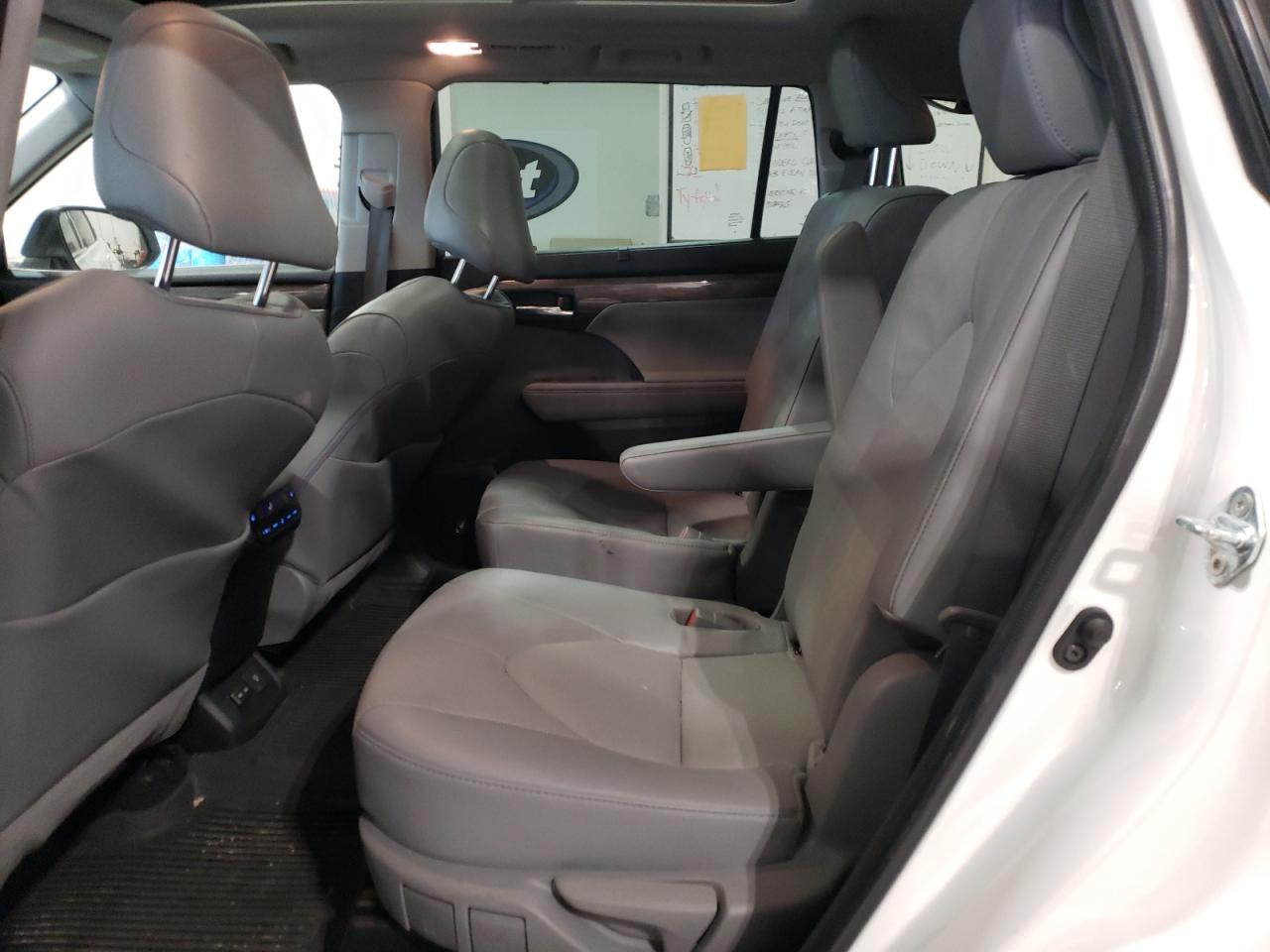 2022 Toyota Highlander - Image 11