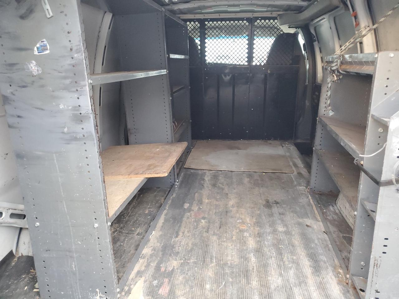 2010 Chevrolet Express - Image 10