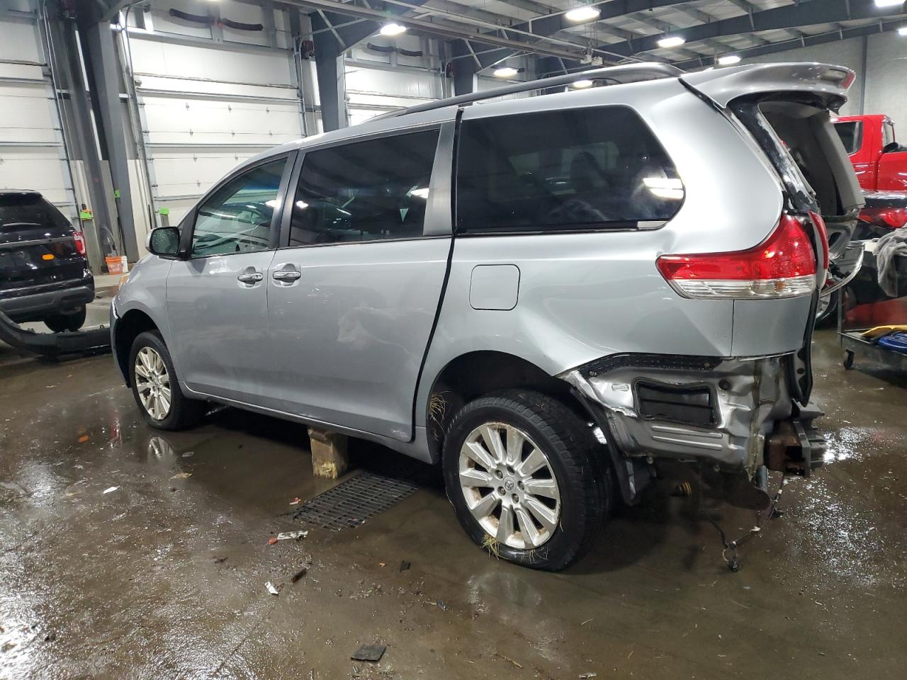 2011 Toyota Sienna - Image 2