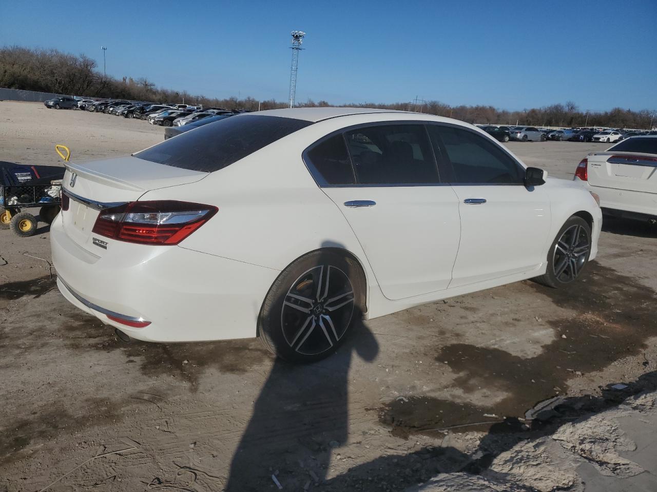 VIN 1HGCR2F14HA173686 2017 HONDA ACCORD no.3