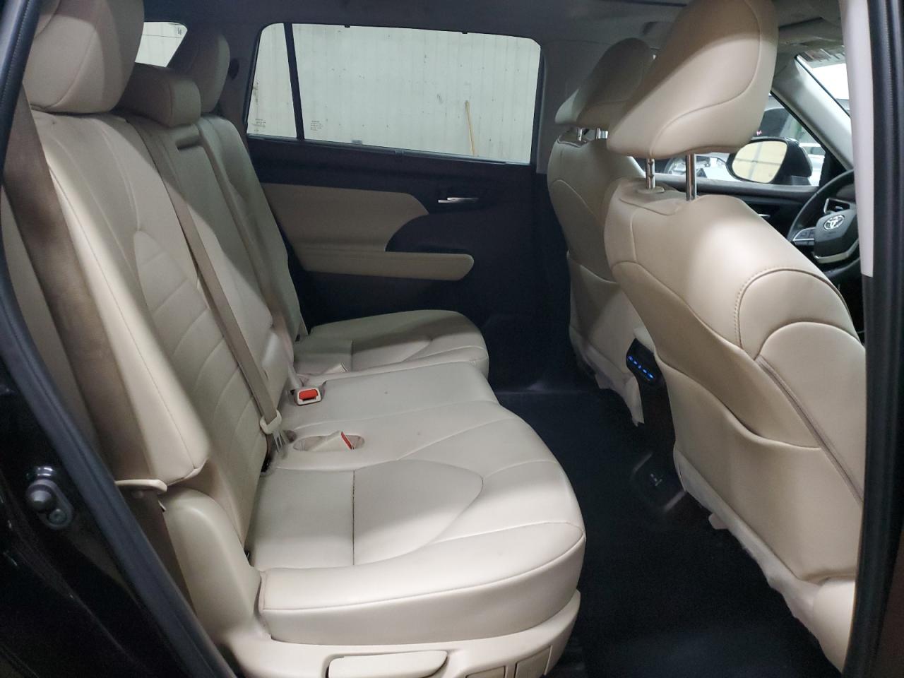2022 Toyota Highlander - Image 11